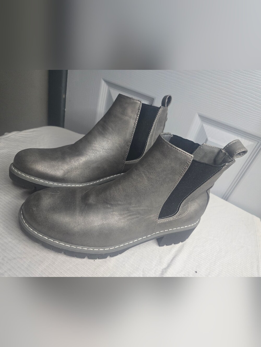 Seven7 Gray Chelsea Ankle Boots Lug Sole Block Heel Women’s 9